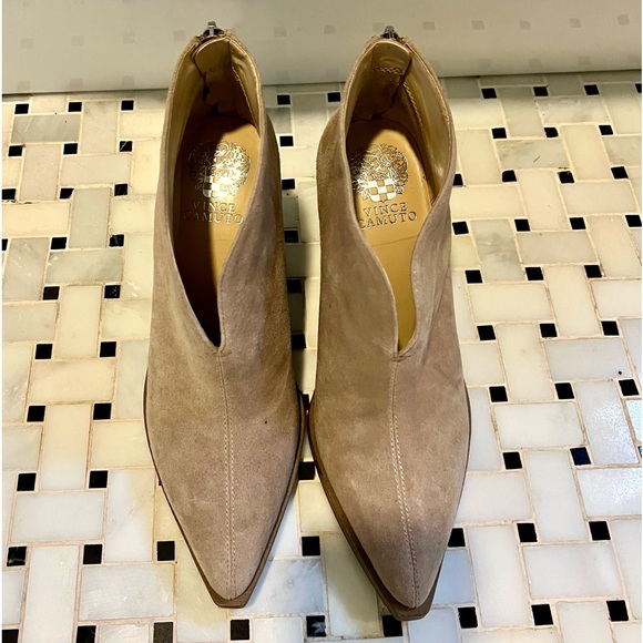 Hardly ever wore! Vince Camuto Cream/Light Taupe Suede Booties Size 7.5. - Picture 4 of 5